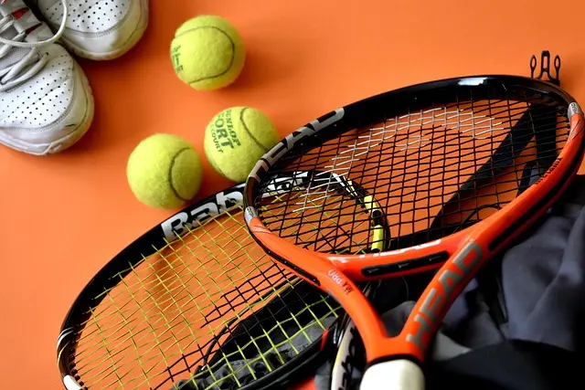 Comment choisir le bon équipement de tennis pour progresser