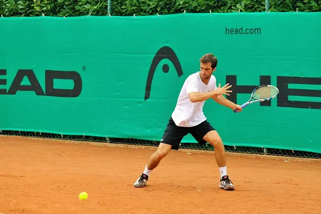 Les meilleures techniques pour perfectionner votre service au tennis