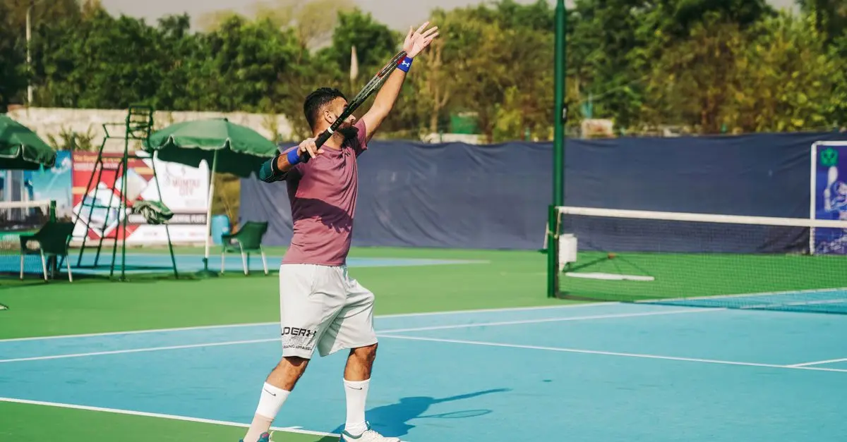 Les meilleures techniques pour perfectionner votre service au tennis