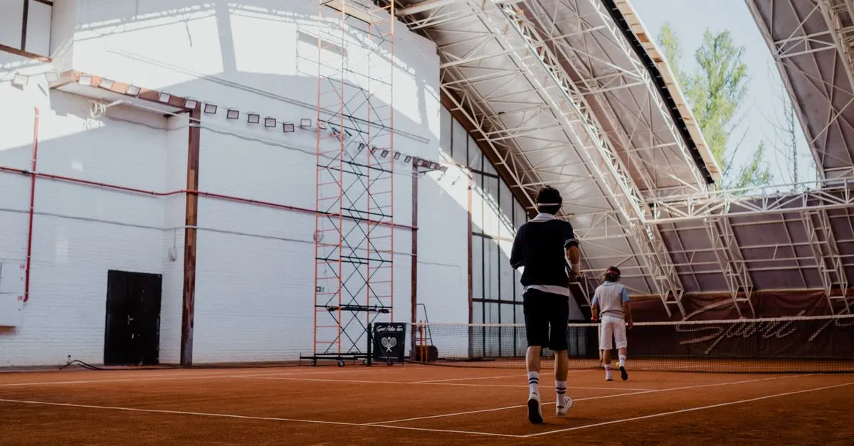 Les techniques de tennis à maîtriser pour progresser rapidement